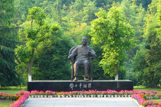 发展红色旅游既要有意义还要有意思