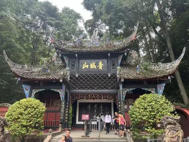破除高龄歧视，禁止擅自安排购物……老年旅游国家标准来了！